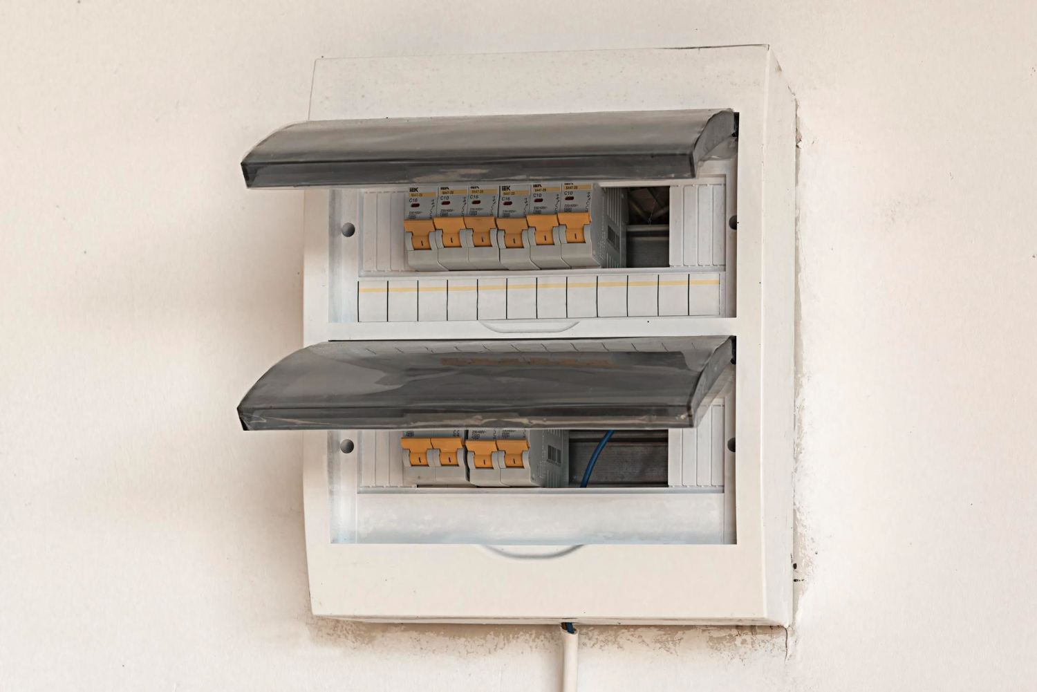 Why Your AC Keeps Tripping the Circuit Breaker 1 AC circuit breaker